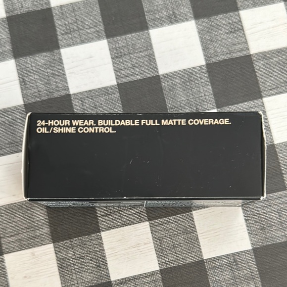 MAC Cosmetics NC12 Studio Fix Fluid SPF 15 Foundation - Picture 6 of 9